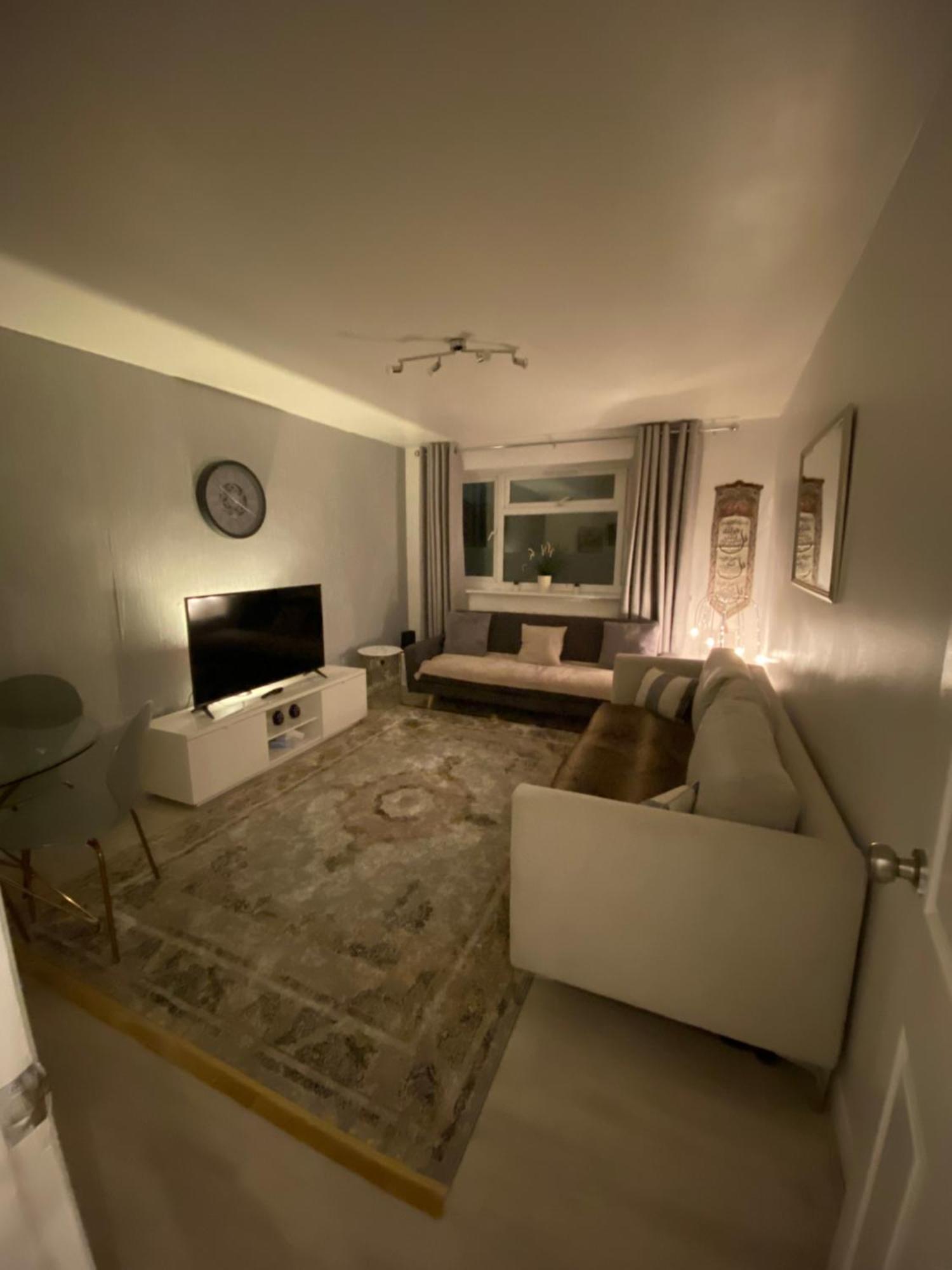 One Bedroom Flat In Chiswick W4 Лондон Екстериор снимка